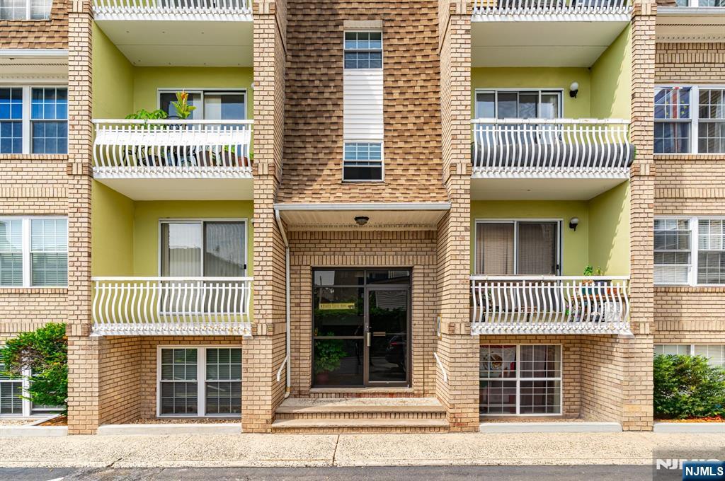 272 Walnut Street 5D - Photo 1