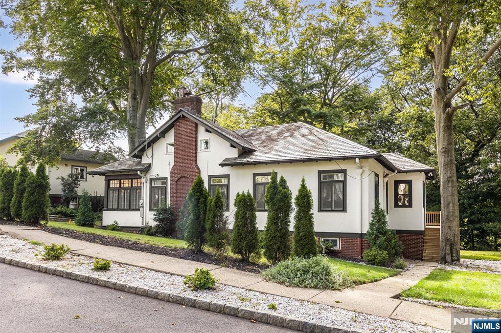 Photo 3 of Sale Pending at 37 Forest Dr, Bloomfield, NJ 07003 | MLS# 26034017 | Listing updated on 2026-09-16