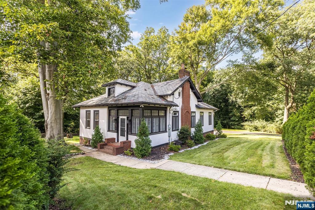 Photo 4 of Sale Pending at 37 Forest Dr, Bloomfield, NJ 07003 | MLS# 26034017 | Listing updated on 2026-09-16