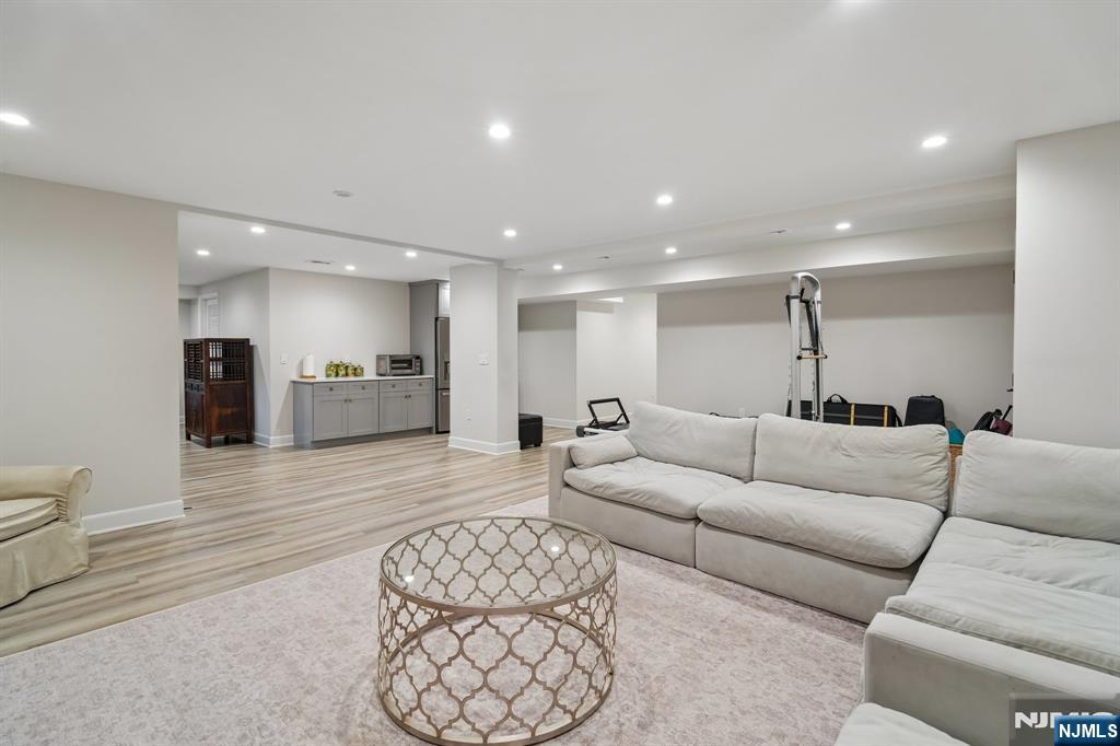 29 Roslyn Avenue — photo 40