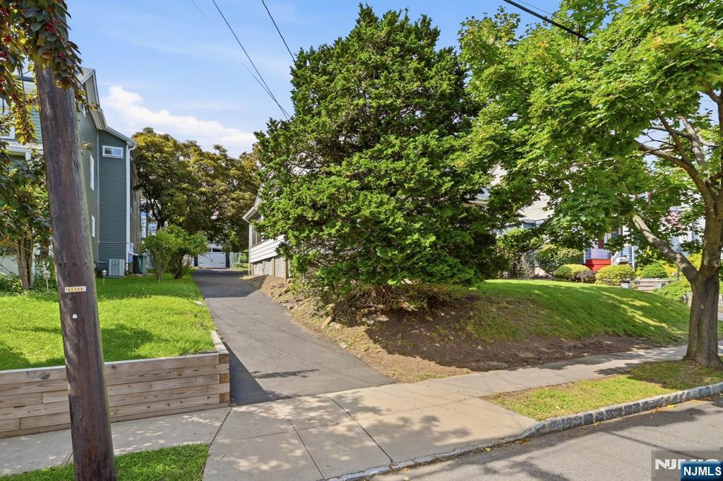 Photo 3 of Single family home for sale at 7 Harvard Ter, West Orange, NJ 07052 | MLS# 26034119 | Listing updated on 2026-09-15