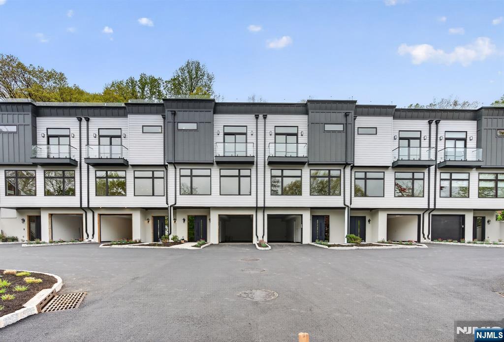 Photo 1 of Townhouse for sale at 522 Valley Rd #3, Clifton, NJ 07013 | MLS# 26034133 | Listing updated on 2026-09-14