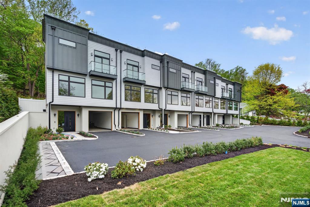 Photo 2 of Townhouse for sale at 522 Valley Rd #3, Clifton, NJ 07013 | MLS# 26034133 | Listing updated on 2026-09-14
