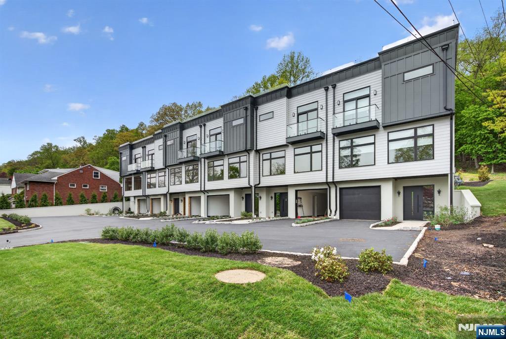 Photo 3 of Townhouse for sale at 522 Valley Rd #3, Clifton, NJ 07013 | MLS# 26034133 | Listing updated on 2026-09-14