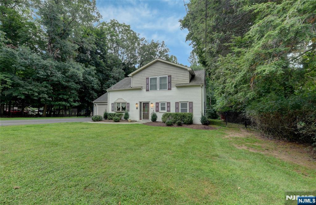 Photo 4 of Single family home for sale at 64 Grove St, Oakland, NJ 07436 | MLS# 26034140 | Listing updated on 2026-09-16