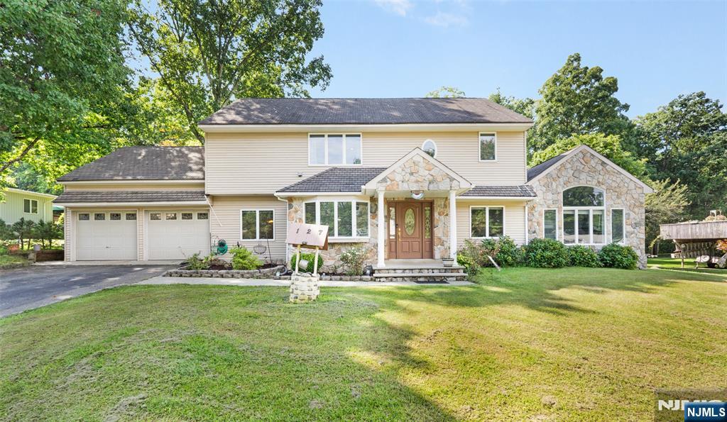 Photo 2 of Single family home for sale at 127 Mountain Cir, West Milford, NJ 07480 | MLS# 26034164 | Listing updated on 2026-09-16
