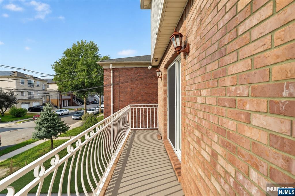 921 Jackson Avenue 921 - Photo 2
