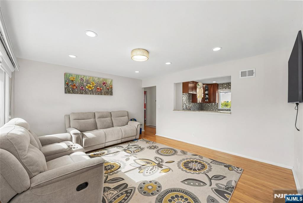 813 E 10th - Photo 4