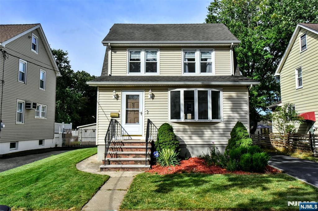 638 Asbury Street - Photo 2