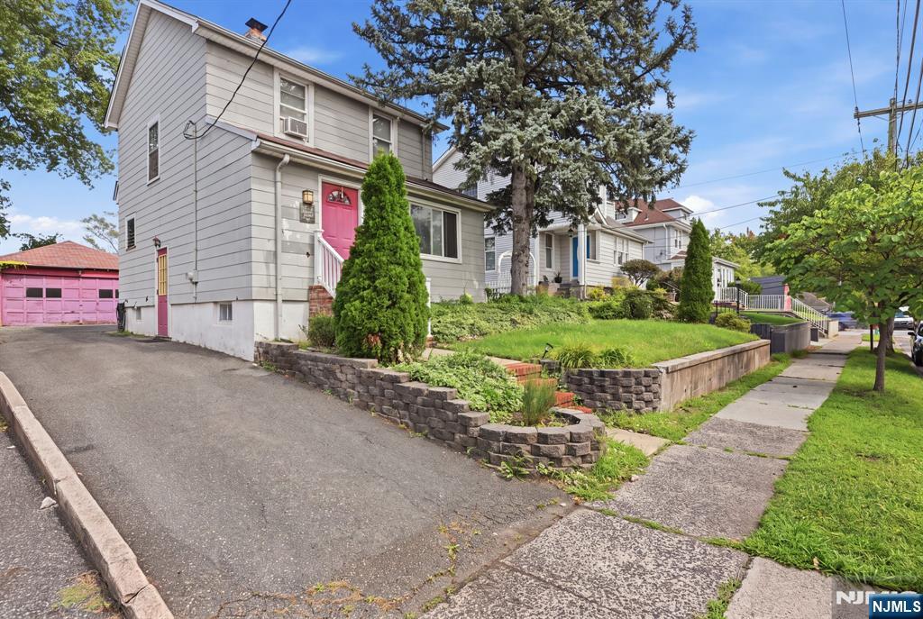 Photo 2 of Single family home for sale at 809 Elm Ave, Ridgefield, NJ 07657 | MLS# 26034434 | Listing updated on 2026-09-16