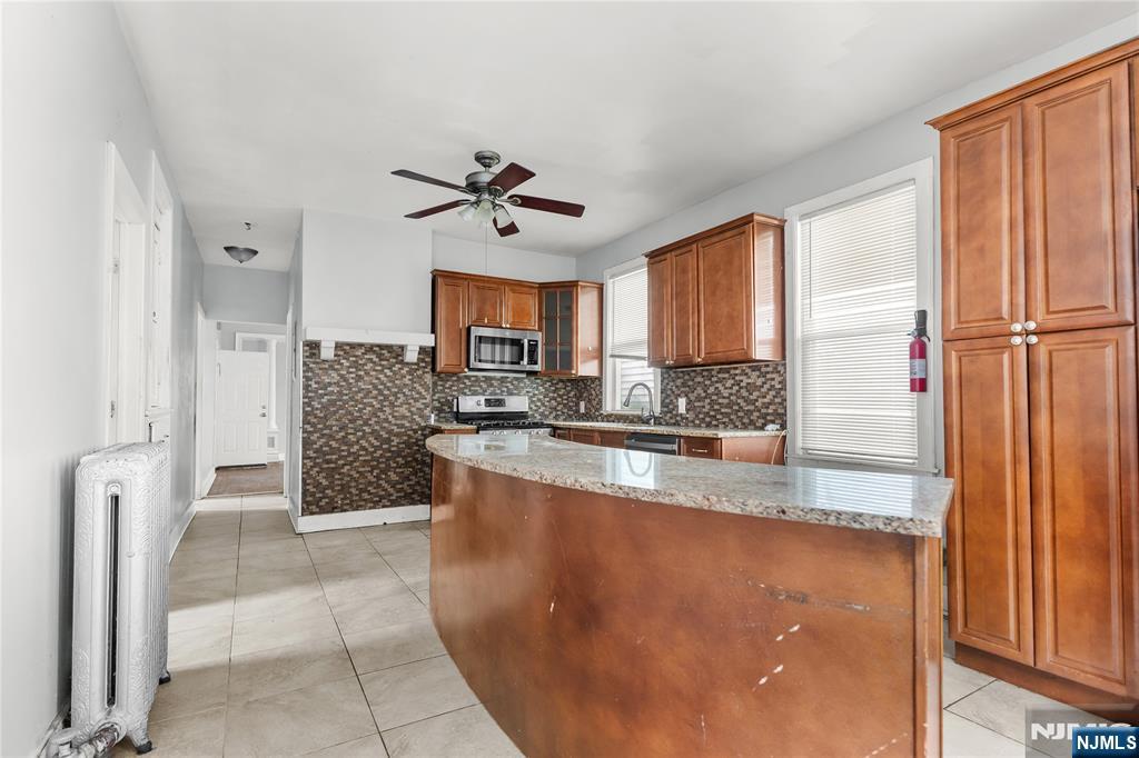 564 Sanford Avenue 2 - Photo 3