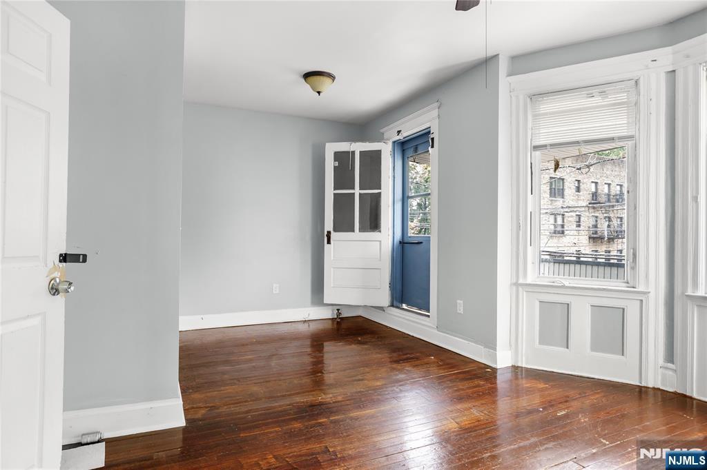 564 Sanford Avenue 2 - Photo 4