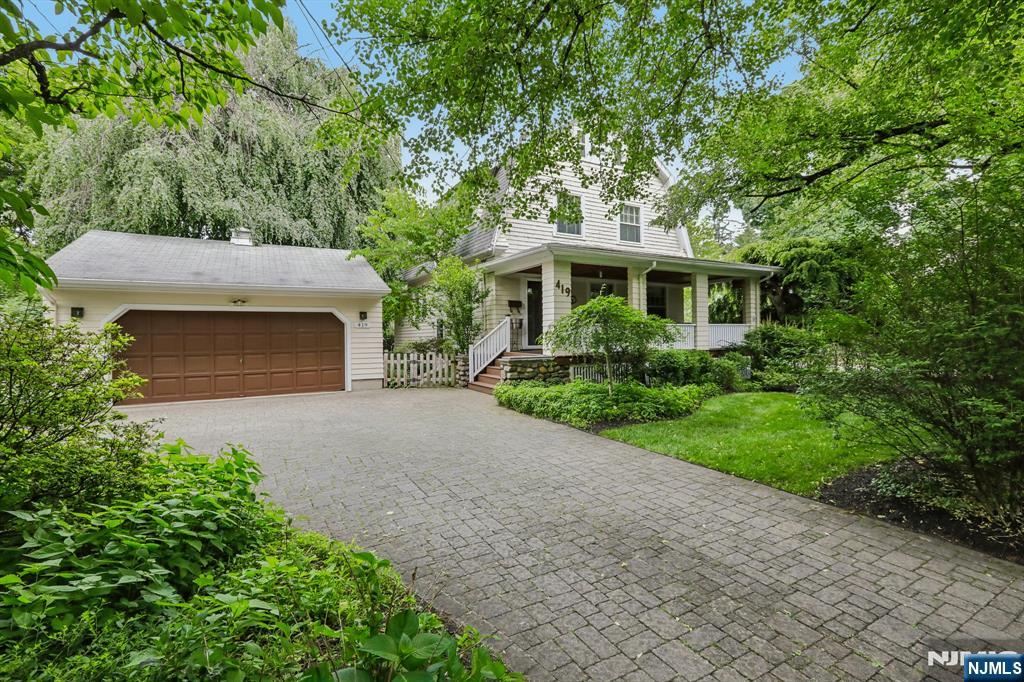 419 Hollywood Avenue - Photo 1