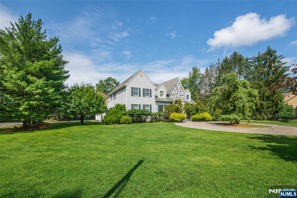 Photo 3 of Single family home for sale at 2 Blueberry Ct, Mahwah, NJ 07430 | MLS# 26034526 | Listing updated on 2026-09-17