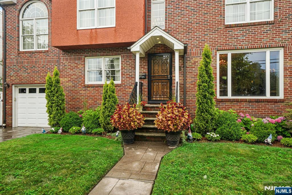 Photo 4 of Single family home for sale at 18 Gail Pl, Secaucus, NJ 07094 | MLS# 26034654 | Listing updated on 2026-09-17