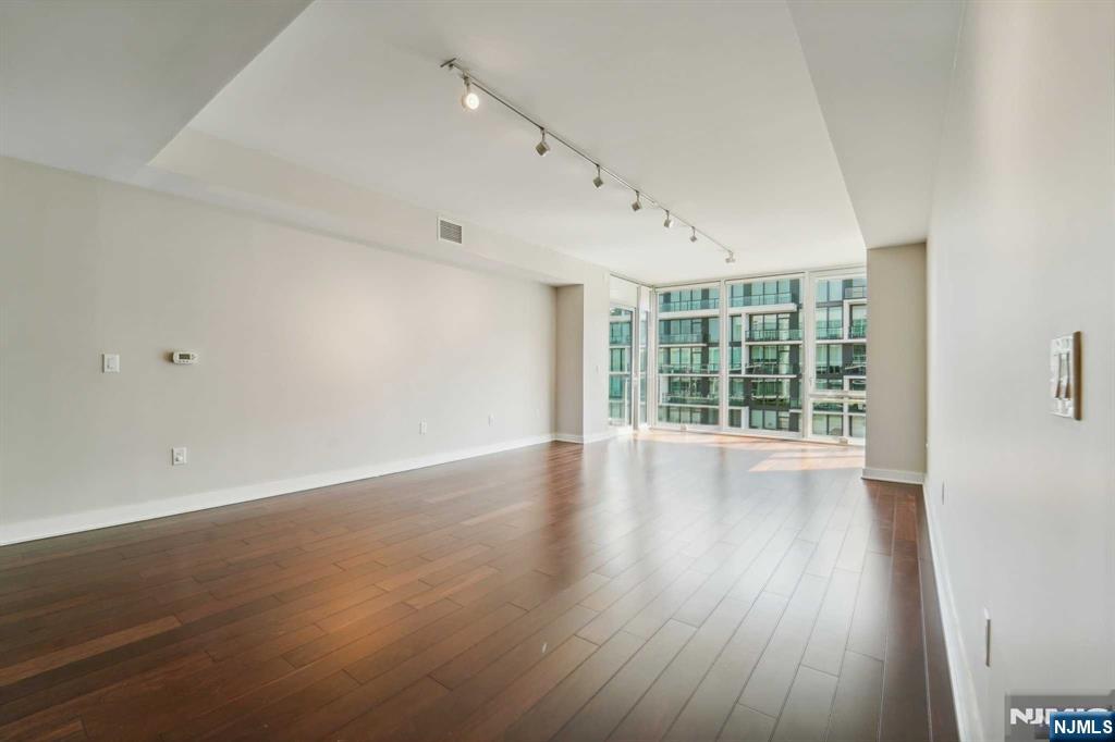 1000 Avenue At Port Imperial 512 - Photo 4
