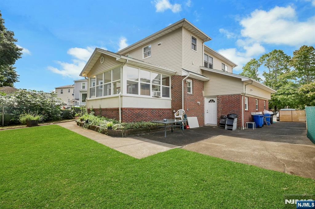 554 Harrison Avenue - Photo 4