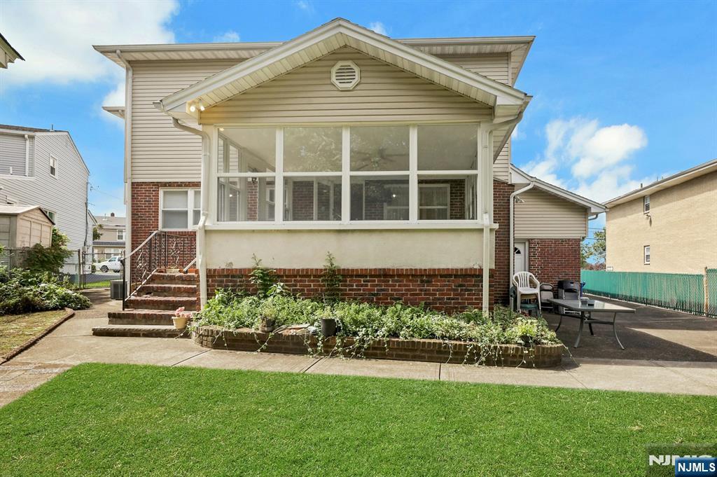 554 Harrison Avenue - Photo 5