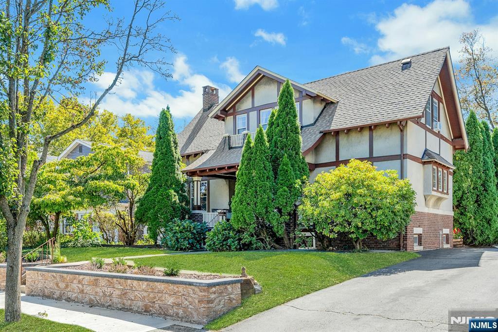 Photo 2 of Single family home for sale at 85 Spring Valley Ave, Hackensack, NJ 07601 | MLS# 26034706 | Listing updated on 2026-09-14