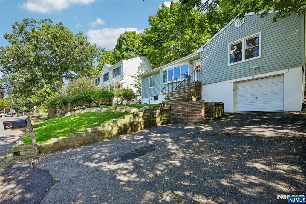 Photo 3 of House for sale at 102 Hiawatha Blvd, Oakland, NJ 07436 | MLS# 26034746 | Listing updated on 2026-10-08