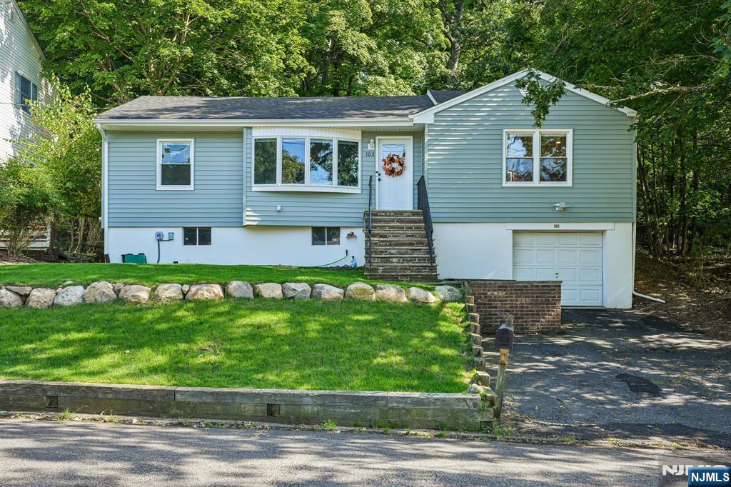 Photo 4 of House for sale at 102 Hiawatha Blvd, Oakland, NJ 07436 | MLS# 26034746 | Listing updated on 2026-10-08