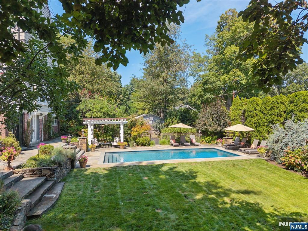69 Forest Avenue — photo 32