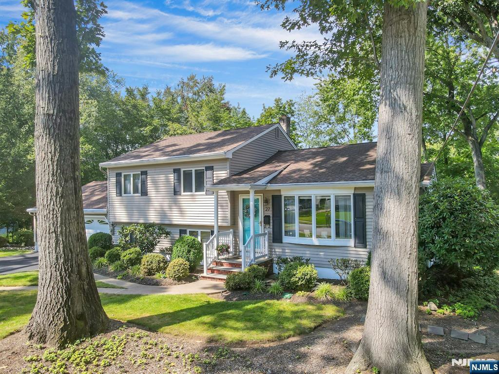 Photo 2 of Single family home for sale at 27 Mary Ln, Waldwick, NJ 07463 | MLS# 26034875 | Listing updated on 2026-09-18