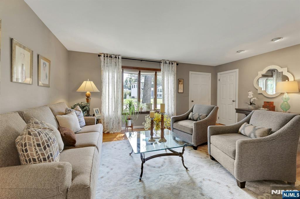 Photo 3 of Single family home for sale at 27 Mary Ln, Waldwick, NJ 07463 | MLS# 26034875 | Listing updated on 2026-09-18