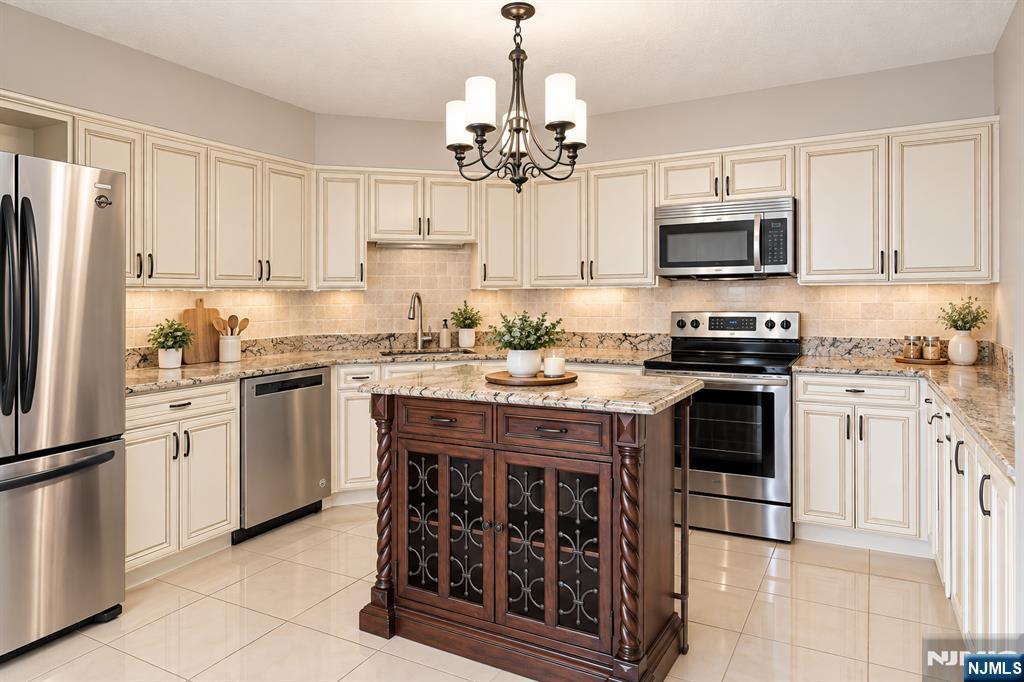 1328 Harmon Cove Tower - Photo 1