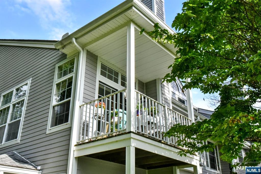 1098 Devon Court 1098 - Photo 2