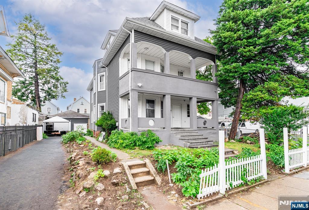 1053 Sanford - Photo 3