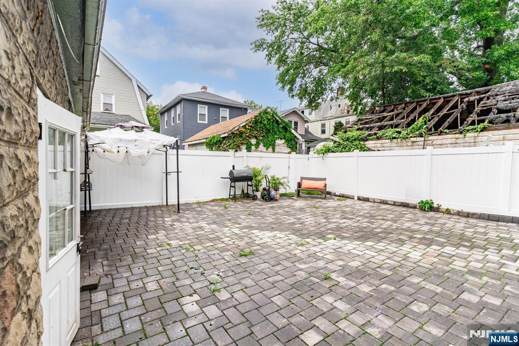 1053 Sanford - Photo 5