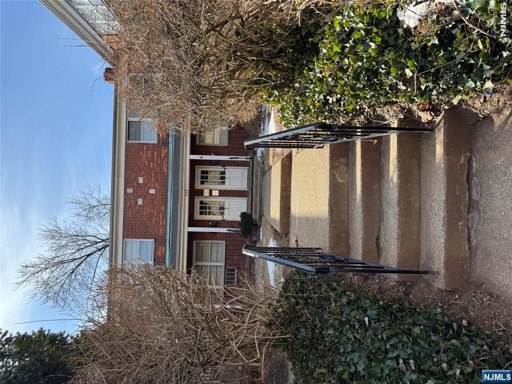 325 Essex Street E - Photo 1
