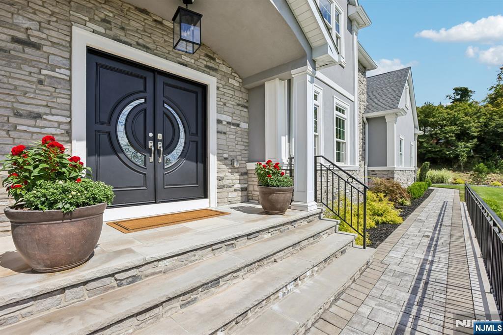 10 Massola Drive — photo 45