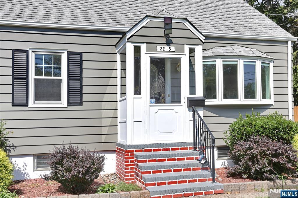 28-19 Warren Road - Photo 2