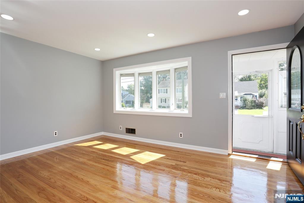 28-19 Warren Road - Photo 4