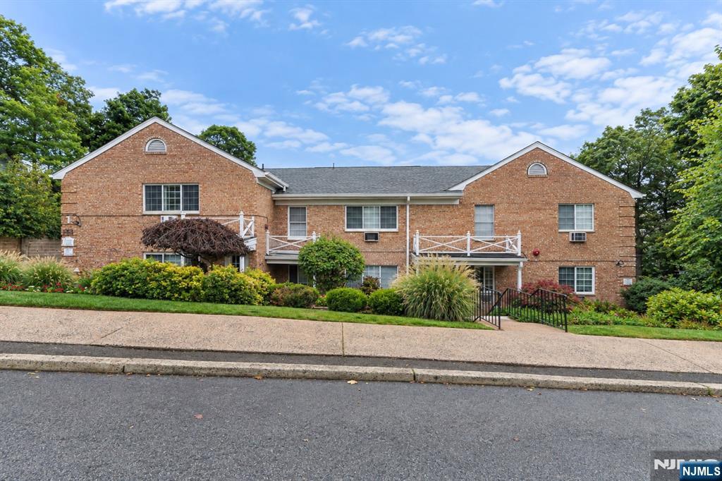 Photo 3 of Condo for sale at 27 33 Corsa Ter #8A, Ridgewood, NJ 07450 | MLS# 26034985 | Listing updated on 2026-09-19