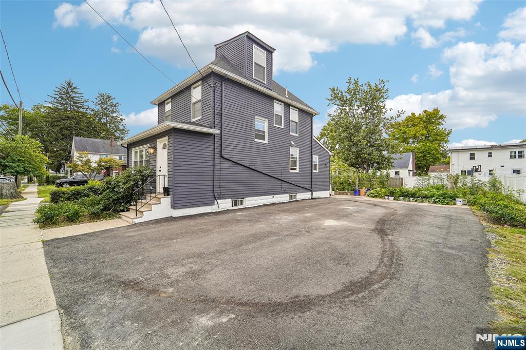 Photo 3 of Single family home for sale at 526 Faitoute Ave, Roselle Park, NJ 07204 | MLS# 26035009 | Listing updated on 2026-09-29