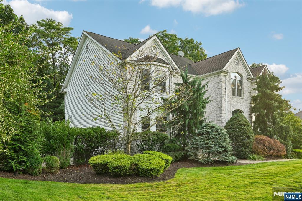 Photo 3 of Single family home for sale at 16 Apple Ln, Wayne, NJ 07470 | MLS# 26035059 | Listing updated on 2026-09-19