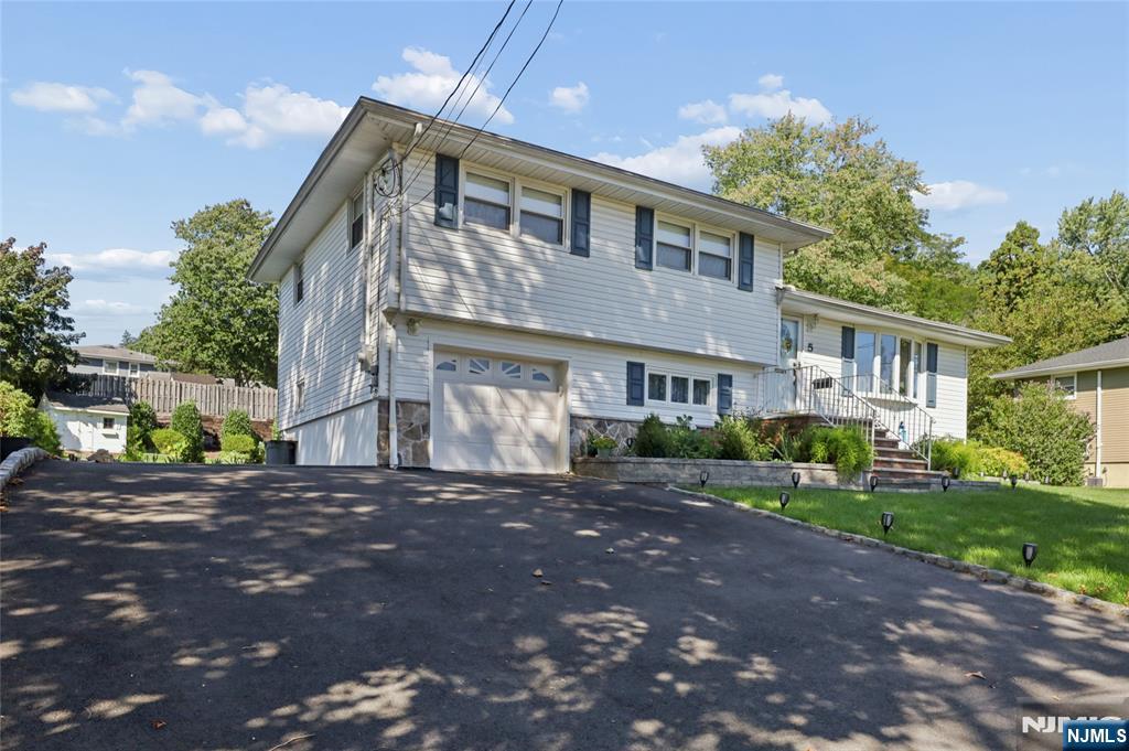 Photo 2 of Single family home for sale at 5 Viewpoint Rd, Wayne, NJ 07470 | MLS# 26035075 | Listing updated on 2026-09-19