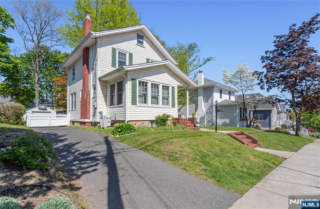 141 Henry Street - Photo 2