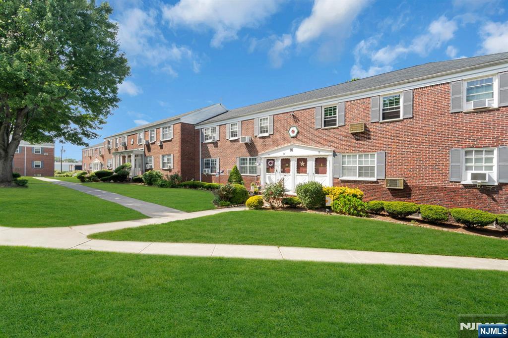 16 Roselle Avenue B - Photo 1