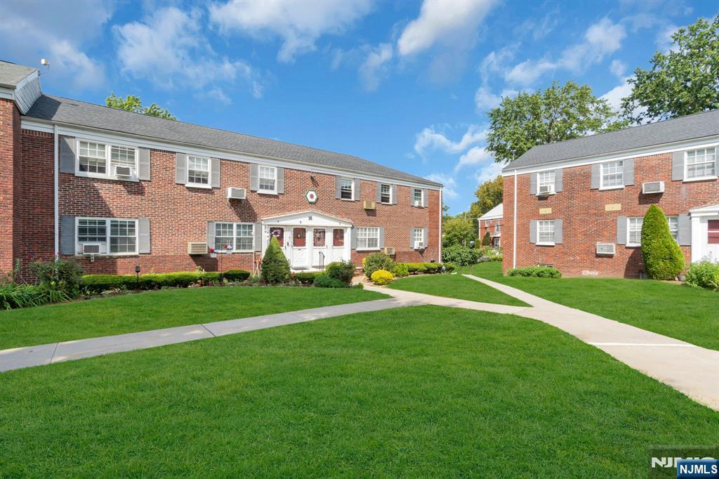 16 Roselle Avenue B - Photo 2