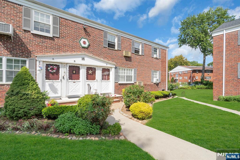 16 Roselle Avenue B - Photo 3