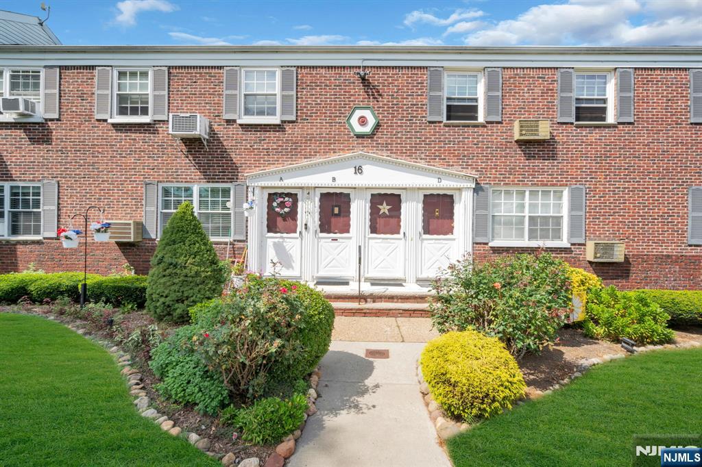 16 Roselle Avenue B - Photo 4