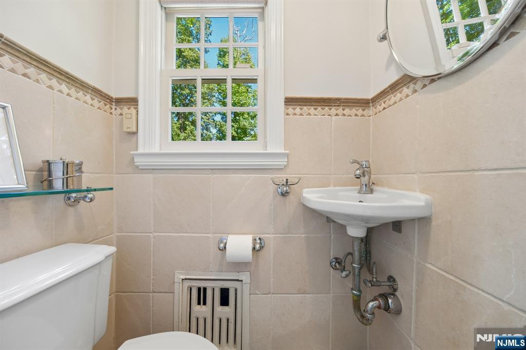 10 Delwick Lane — photo 16