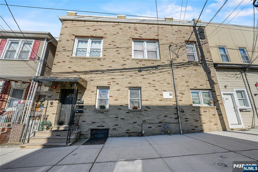 319 Harrison Avenue - Photo 1