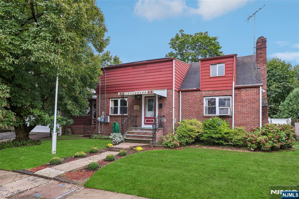Photo 2 of Single family home for sale at 513 Chestnut Pl, Teaneck, NJ 07666 | MLS# 26035220 | Listing updated on 2026-10-06