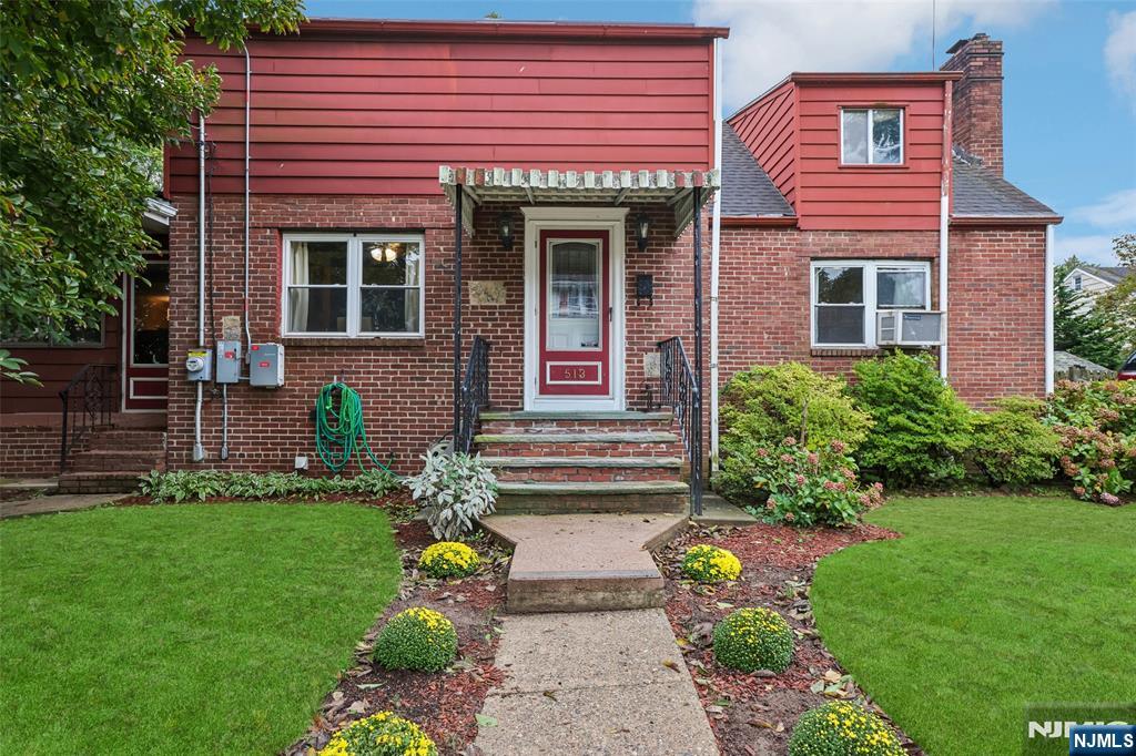 Photo 3 of Single family home for sale at 513 Chestnut Pl, Teaneck, NJ 07666 | MLS# 26035220 | Listing updated on 2026-10-06