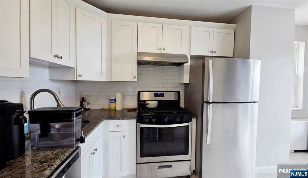 Listing Photo 4 - Condo for sale in building located at 201 Brg Plz, Fort Lee, NJ 07024 - Unit #9G
